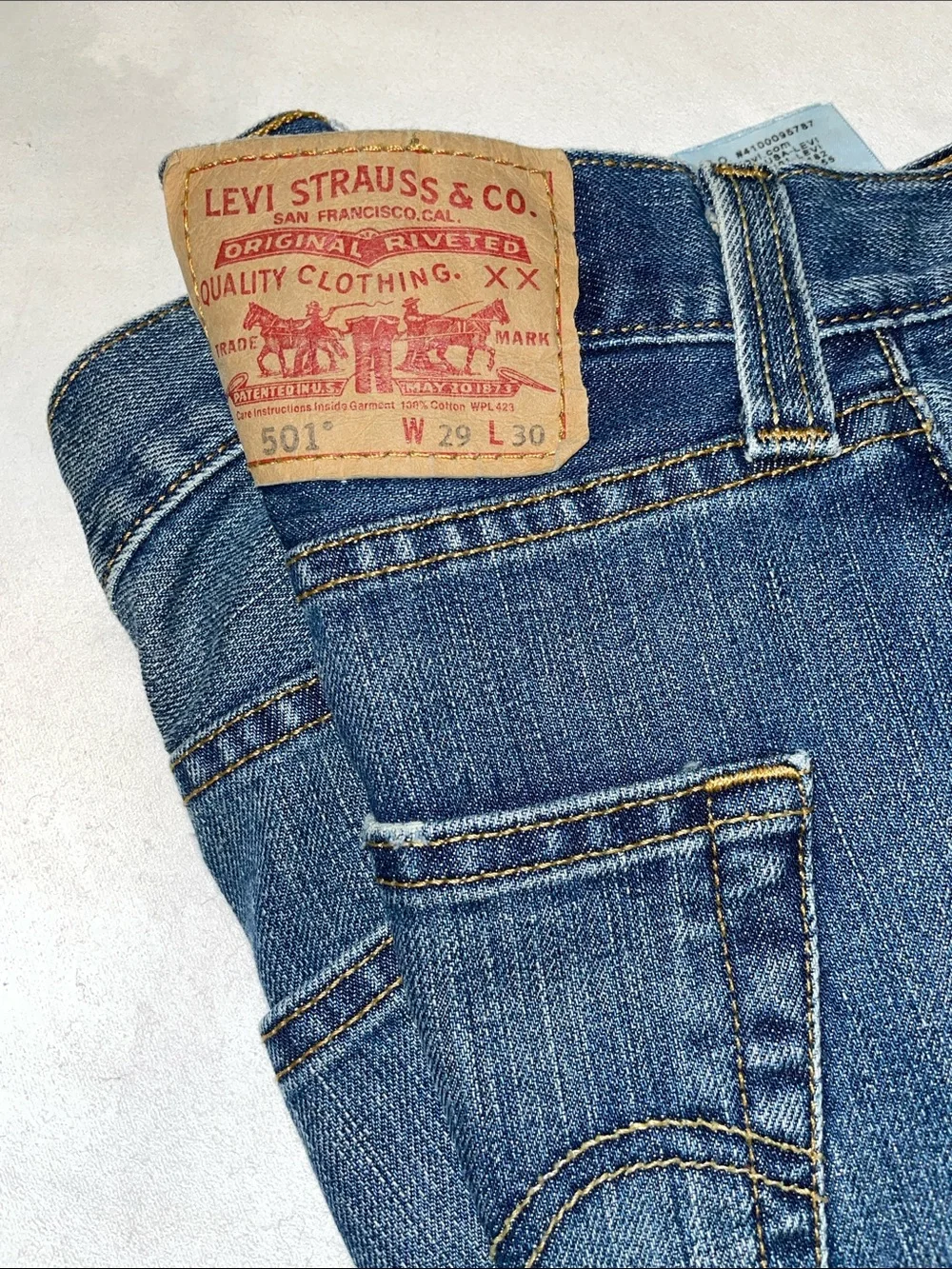 Men’s 501 LEVI Jeans Straight Keg Cut & Button Fly Closure Sz 29/30 Blue Denim